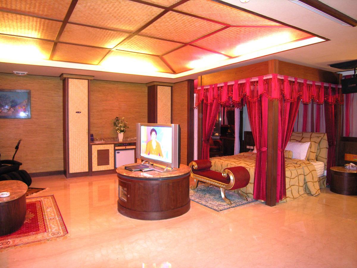 Daniel Spa Motel Pingzhen Bagian luar foto
