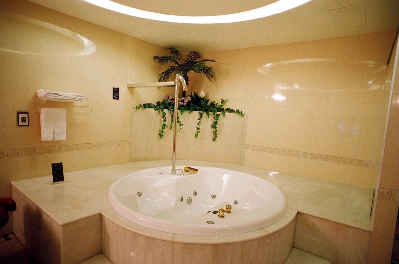 Daniel Spa Motel Pingzhen Bagian luar foto