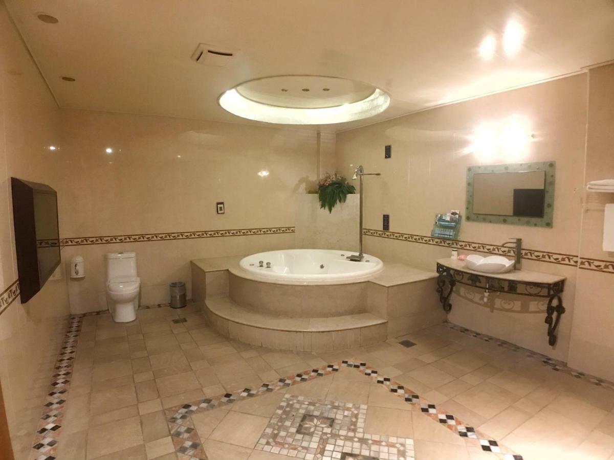 Daniel Spa Motel Pingzhen Bagian luar foto